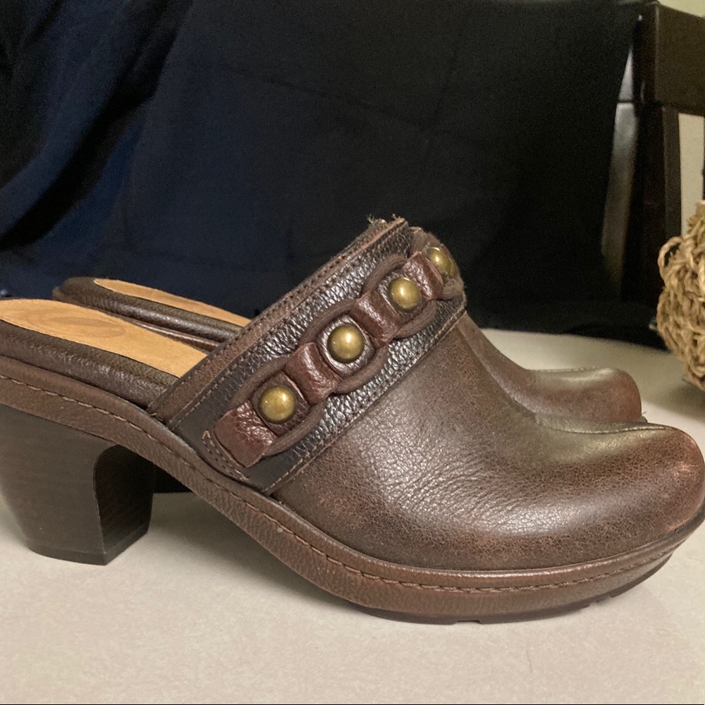Nature Dory NWOT Studded Leather Clogs Size 6 1/2